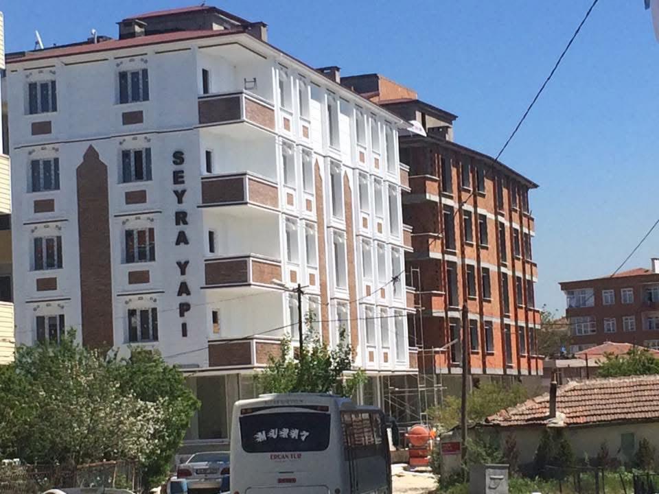Cephesinde Seyra Yapı yazan, tamamlanmış konut binası
